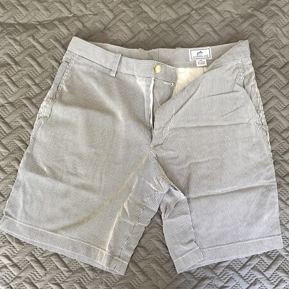 Awesome pair of seersucker southern tide shorts for a killer price.